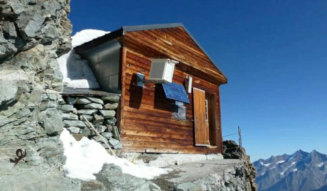 Hütte inmitten der Alpen. Quelle: Screenshot Youtube