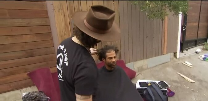 Freundlicher Friseur hilft selbstlos Obdachlosen. Quelle: YouTube Screenshot