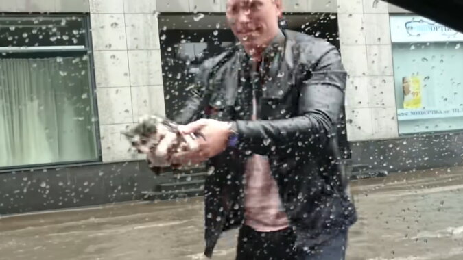 Der Mann mit dem geretteten Kätzchen. Quelle: Screenshot YouTube