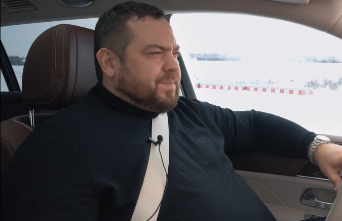 Ein Mann in einem teuren Auto. Quelle: YouTube Screenshot